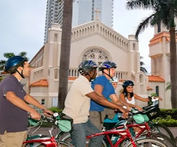 Miami Beach: Guided Bike Tour + Food Tasting